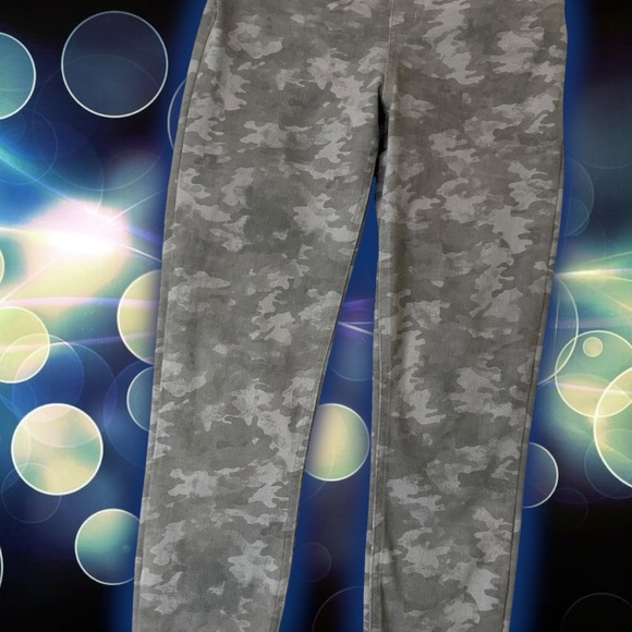 Spanx ‘Ankle Jean-ish Leggings’ in Gray “Stone Wash Camo” Size Medium - Picture 9 of 16